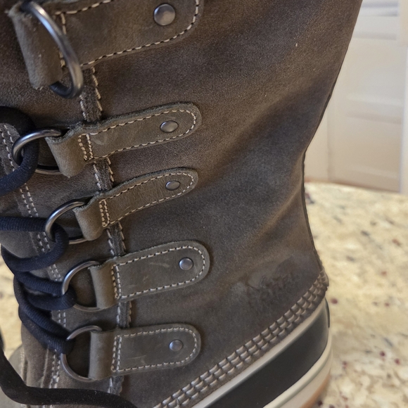 Sorel Black and Olive Green Suede with tan fur boots Size 8 in original box.